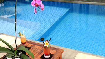 Kolam renang indoor