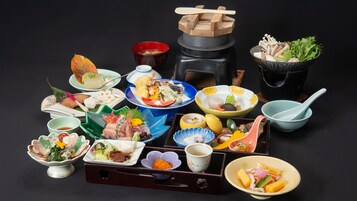 Una variedad de platos japoneses dispuestos en una bandeja.
