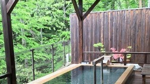 A wooden deck with a hot tub, surrounded by a wooden fence and lush greenery. - Shiobara Onsen Yuyado Umekawaso (Nasushiobara)