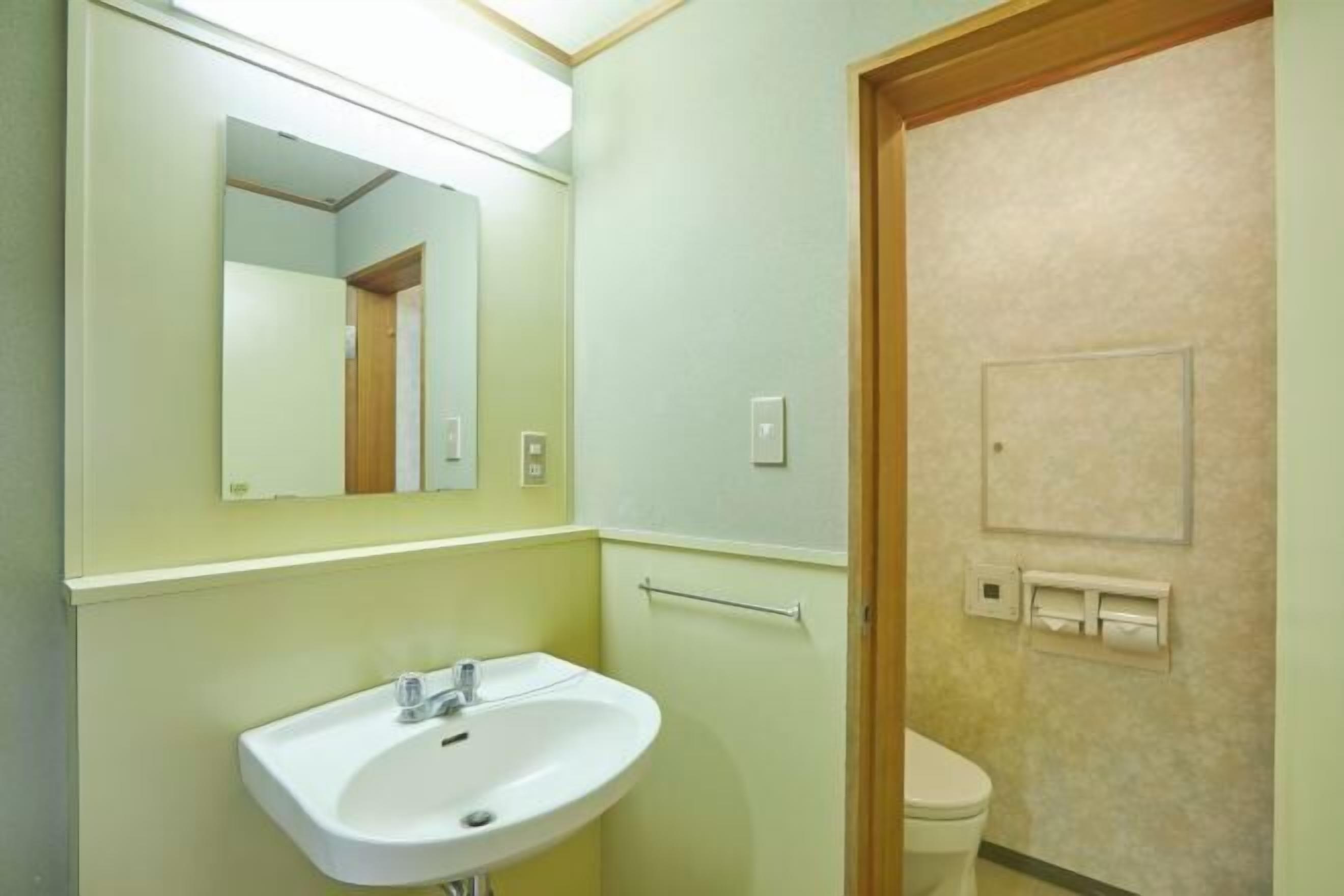 浴室 | 吹风机、拖鞋、电子马桶、毛巾