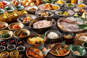 Une variété de plats et d’aliments disposés sur une table.