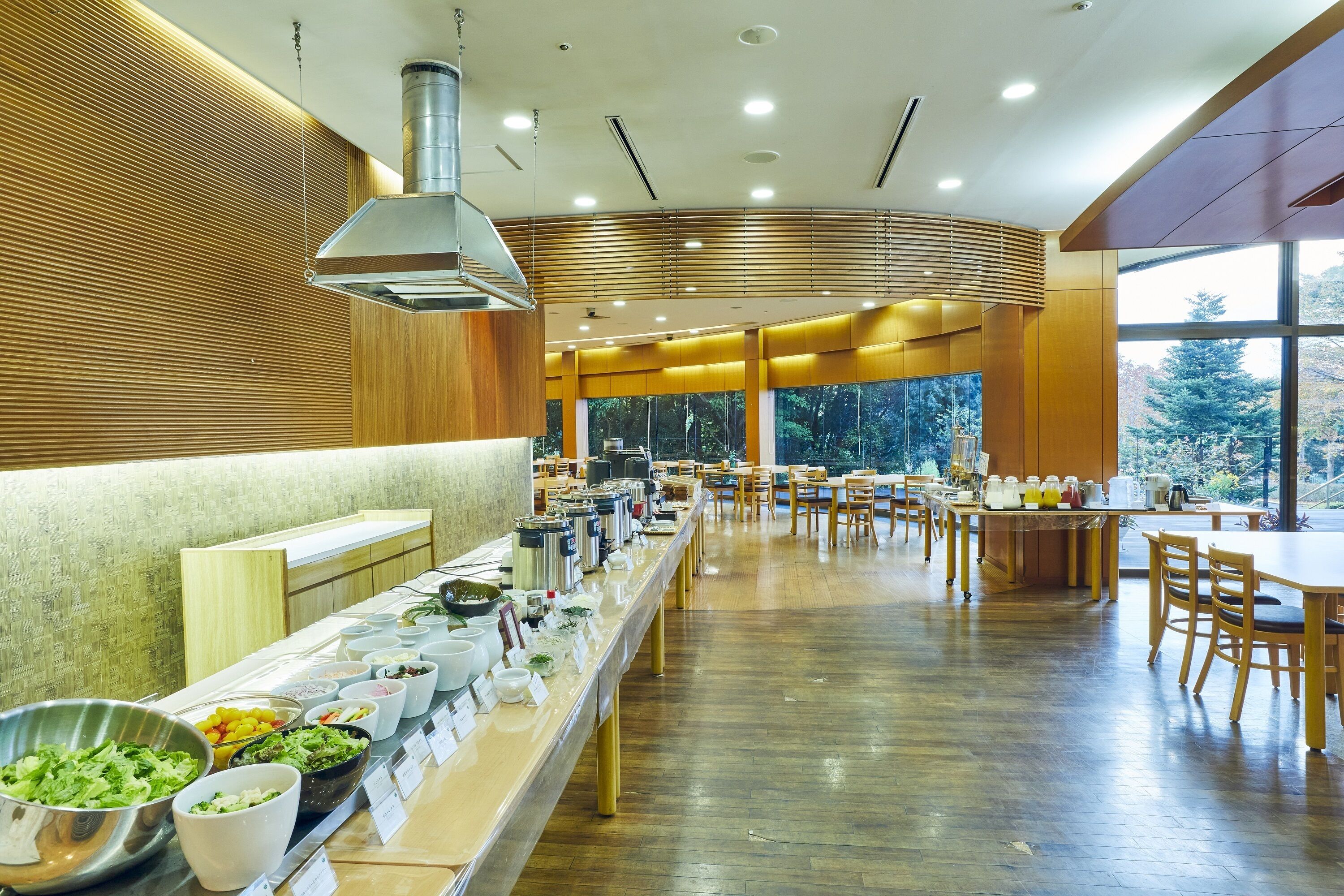 朝食、ディナーに営業