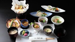 Une variété de plats japonais disposés sur une table.