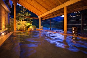 An indoor swimming pool with a wooden ceiling and surrounding plants. - Kurobe UnazukiOnsen Togen (Kurobe)