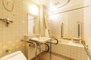 Habitación, barras de apoyo en la bañera, no fumadores (Accessible, With private bathroom) | Baño | Artículos de higiene personal gratuitos, secador de pelo y zapatillas