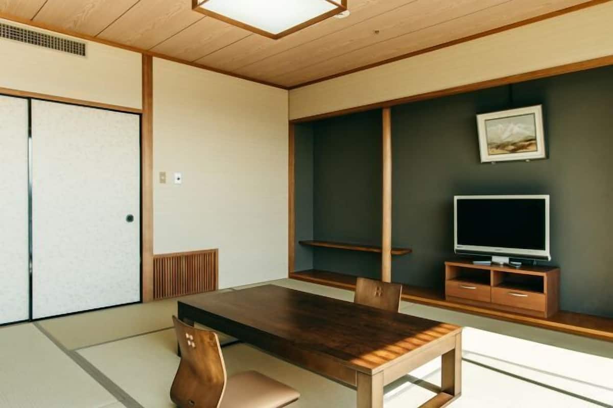 Caja de seguridad en la habitación, wifi gratis y ropa de cama