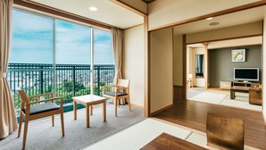 Ein modernes Hotelzimmer mit großem Balkon, Holzmöbeln und einem Fernseher.