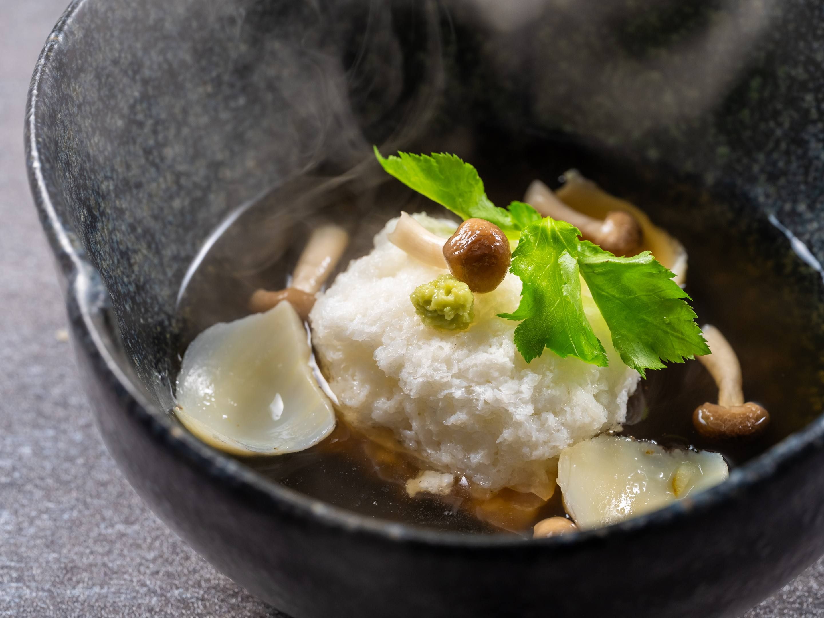 Una ciotola di cibo con riso, una foglia e noci.