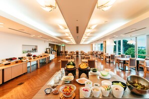 Tägliches Frühstücksbuffet gegen Gebühr