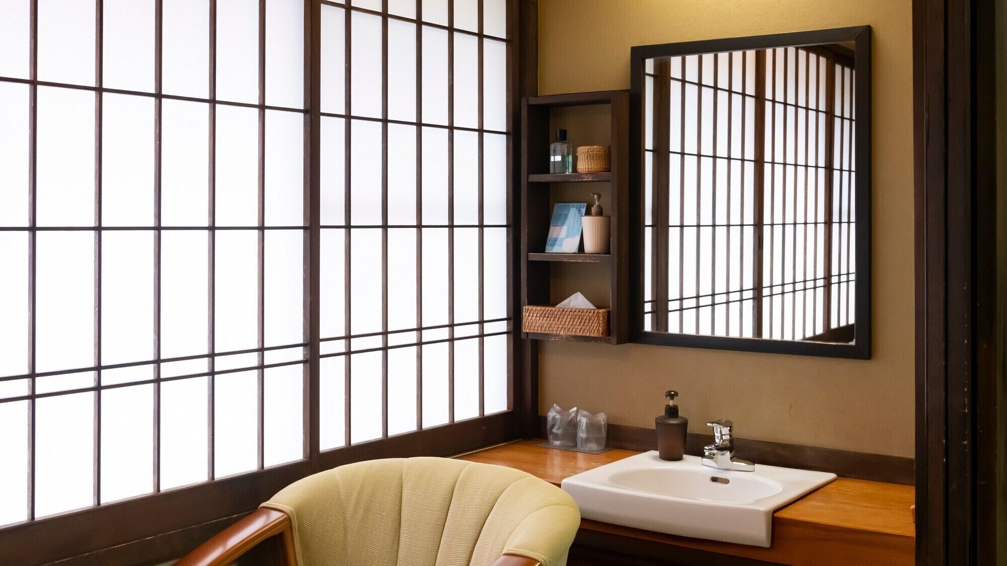 Un baño de estilo japonés tradicional con un ventanal grande, un lavamanos y un espejo.