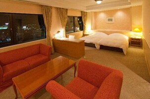 Escritorio, wifi gratis y ropa de cama