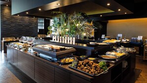 Un buffet proposant une variété de plats et agrémenté d’une composition florale décorative.