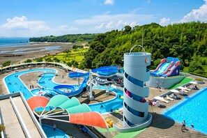 Una piscina al aire libre de temporada