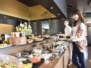 Desayuno buffet diario (JPY 2200 por persona)
