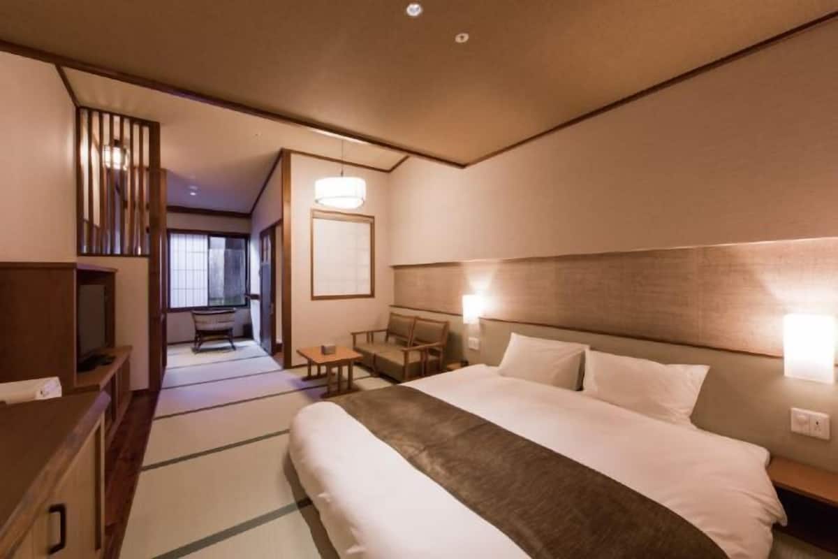 In-room safe, free WiFi, bed sheets