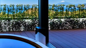 A balcony with a view of a mountain and the sea. - Futaritowani En (Izu)