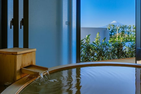 Interior. Futaritowani En