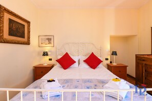 Executive Apartment, 1 Bedroom, Lake View | 1 bedroom, iron/ironing board, free WiFi, bed sheets - Desenzanoloft: The Queen of Sirmione (Sirmione)