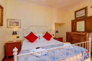 Executive-Apartment, 1 Schlafzimmer, Seeblick | 1 Schlafzimmer, Bügeleisen/Bügelbrett, kostenloses WLAN, Bettwäsche