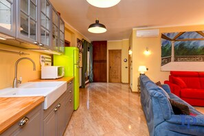 Departamento ejecutivo, 1 habitación, vista al lago | Cocina privada | Refrigerador con congelador, microondas, horno y parrilla de estufa 