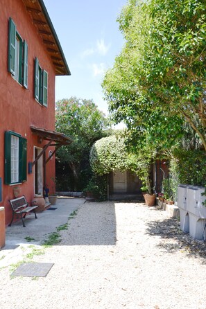 Property grounds - APPIA PARK APARTMENT farmhouse in the countryside 5 min from the Colosseum -Wi-Fi - Parking (Roma)