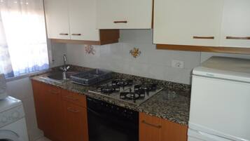 Fridge, microwave, oven, coffee/tea maker