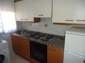 Køleskab, mikrobølgeovn, ovn, kaffe-/temaskine