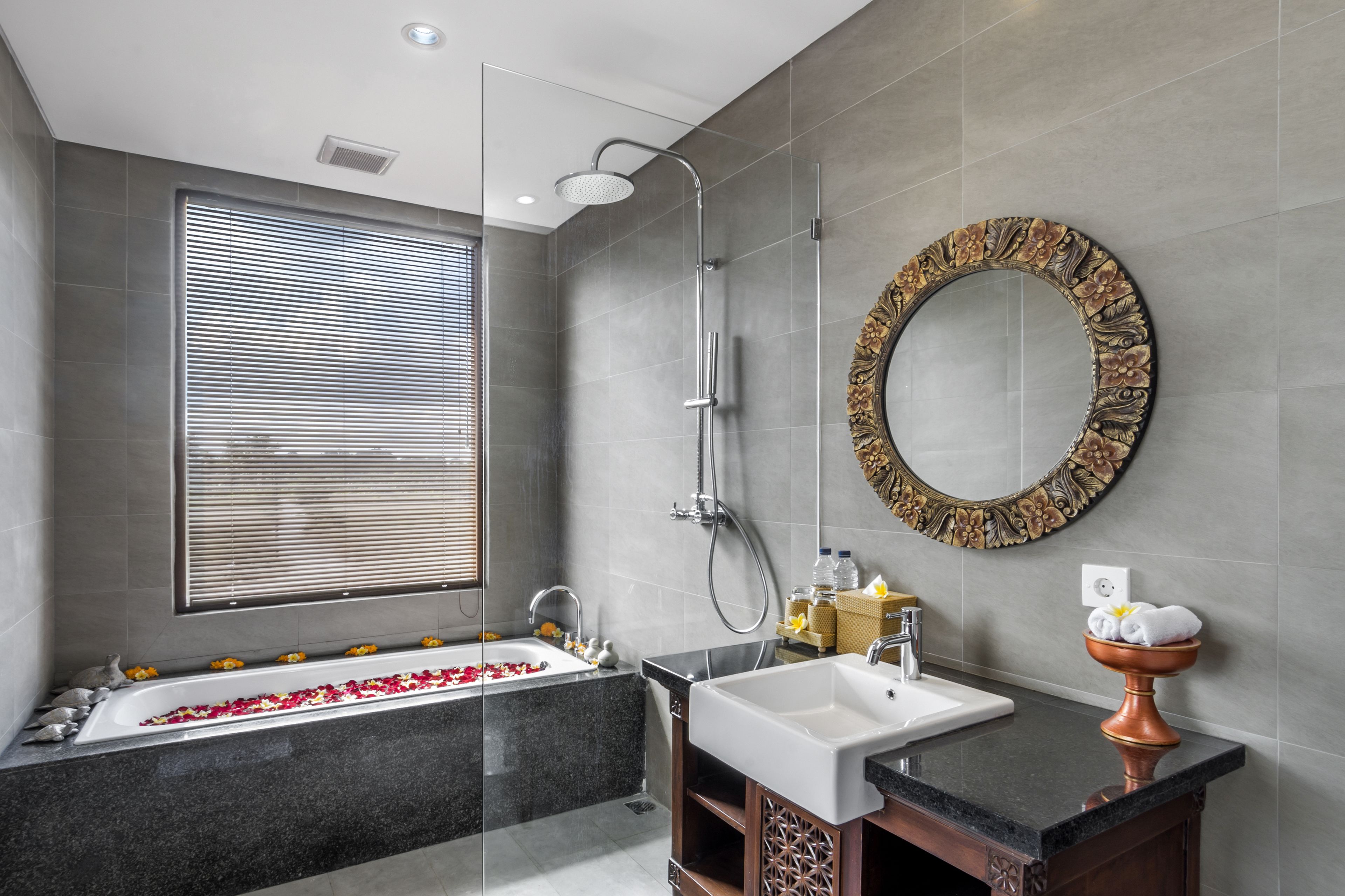 grand double room | bathroom | free toiletries, hair dryer, bidet, towels