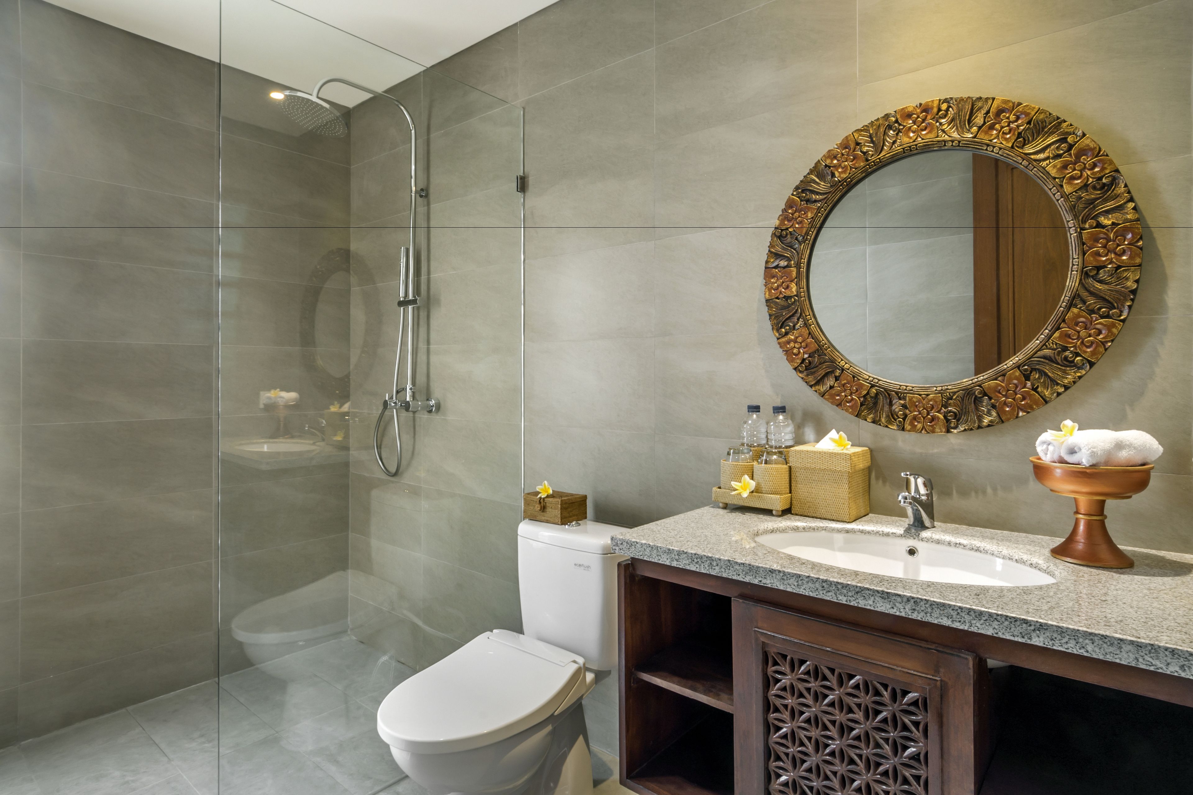 deluxe room | bathroom | free toiletries, hair dryer, bidet, towels