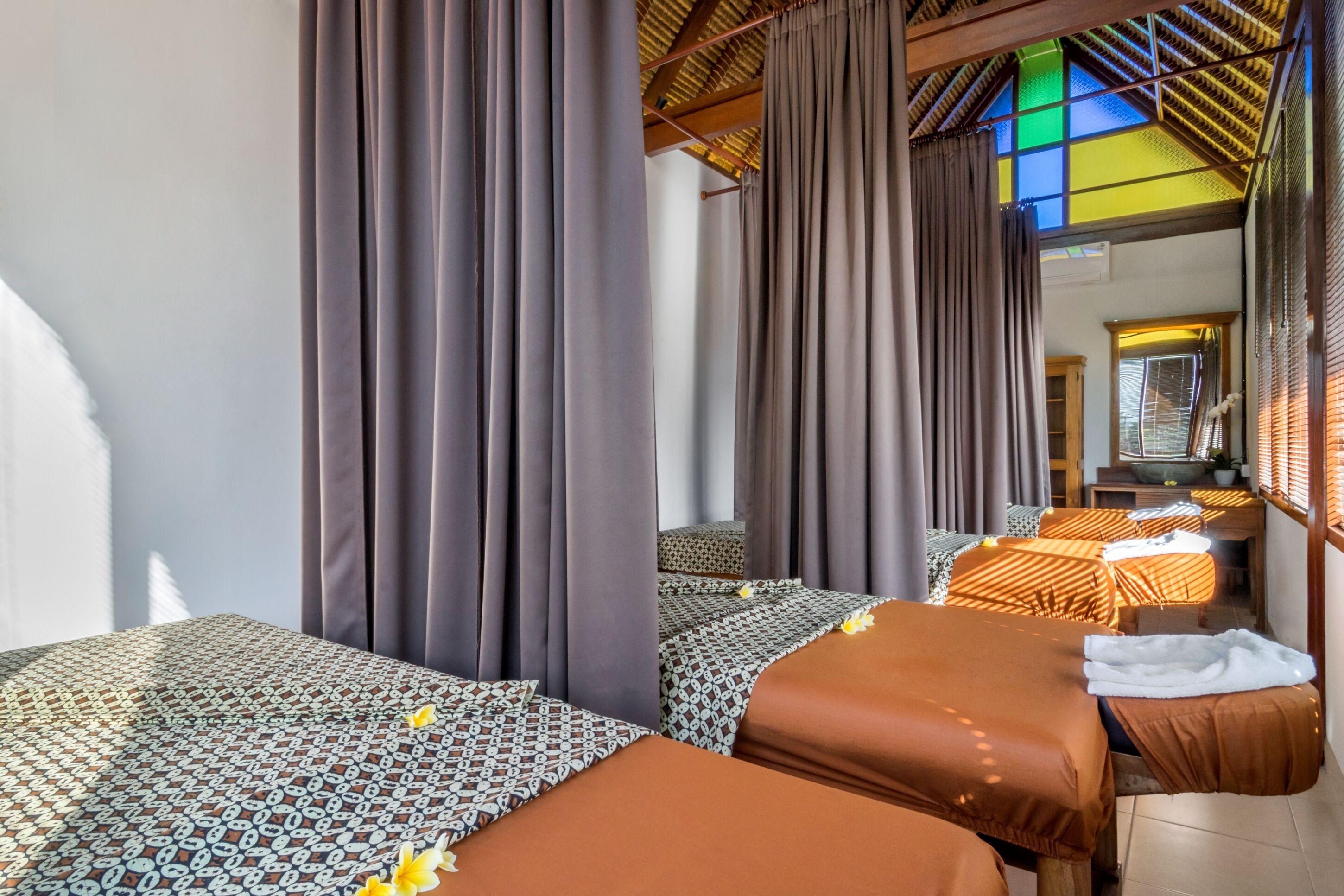 hot stone massages, deep-tissue massages, 1 treatment room, massages