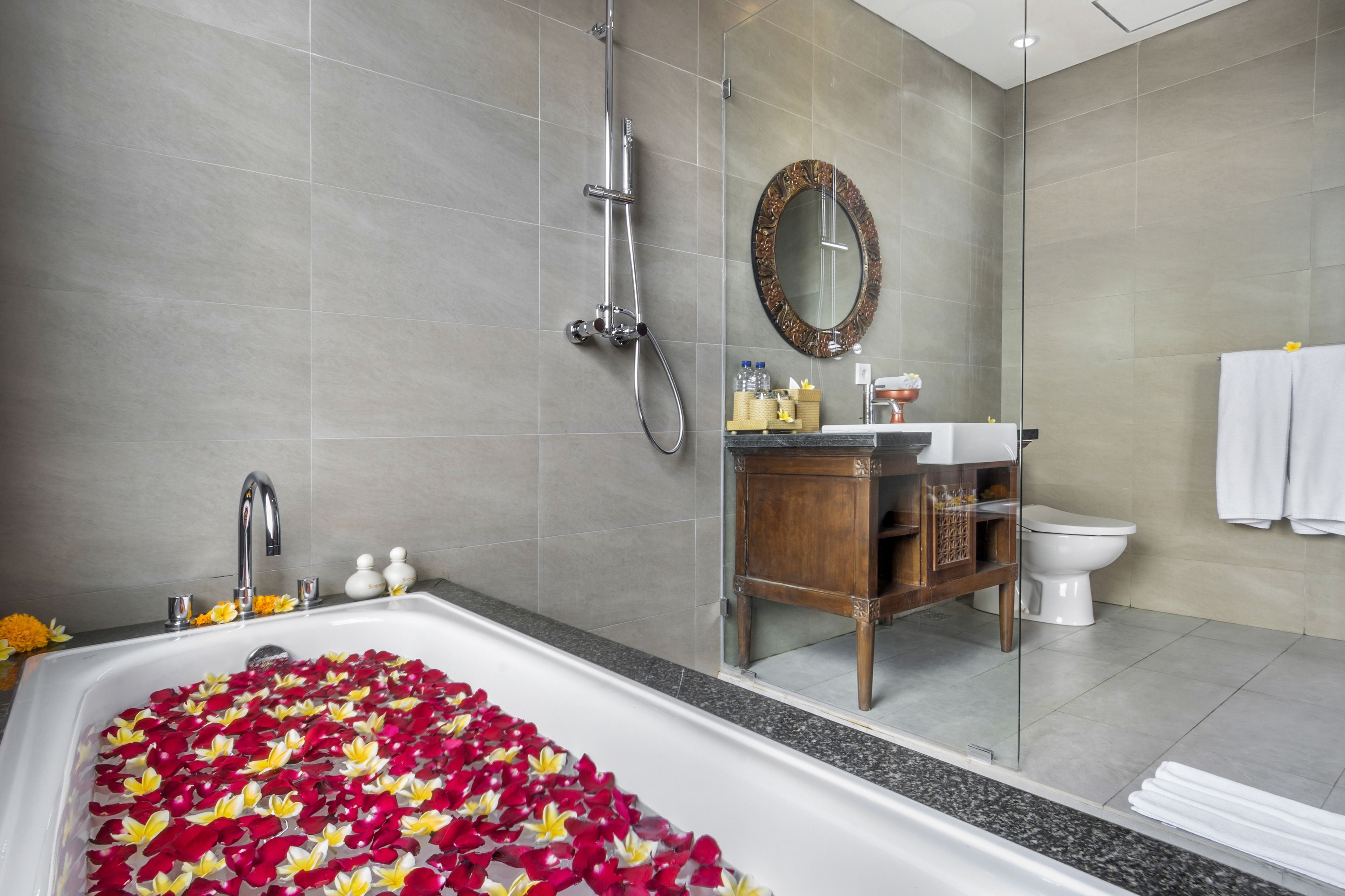 grand double room | bathroom | free toiletries, hair dryer, bidet, towels