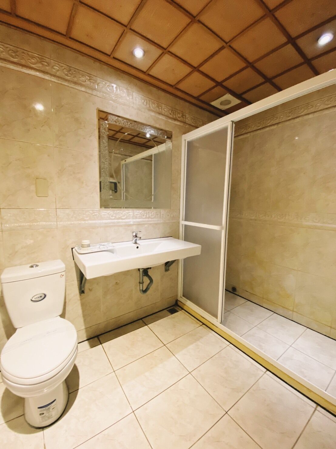 standard double room | bathroom | bathtub, free toiletries, hair dryer, slippers