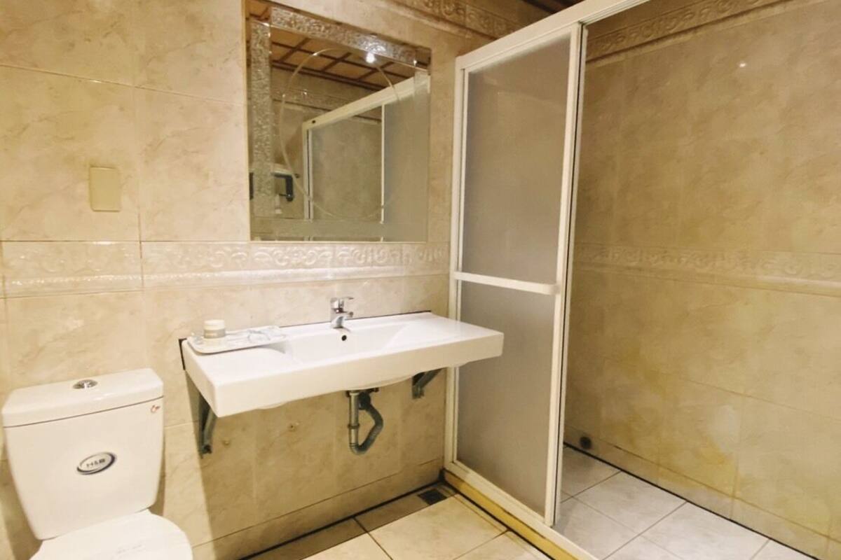 standard double room | bathroom | bathtub, free toiletries, hair dryer, slippers