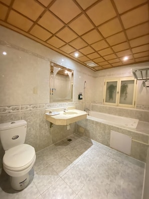 Baignoire, articles de toilette gratuits, sèche-cheveux, chaussons