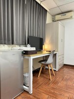經濟四人房 | 浴室 | 浴缸、免費盥洗用品、吹風機、拖鞋