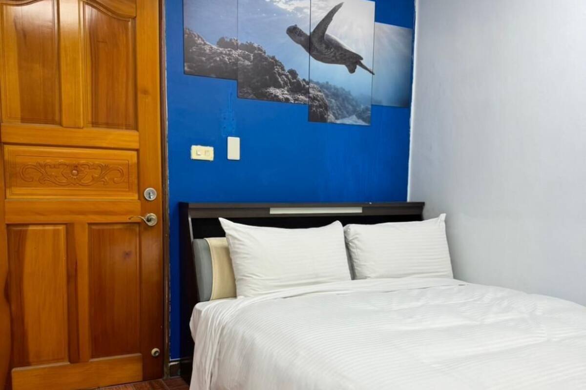 economy double room | 1 bedroom, down duvets, blackout curtains, free wifi