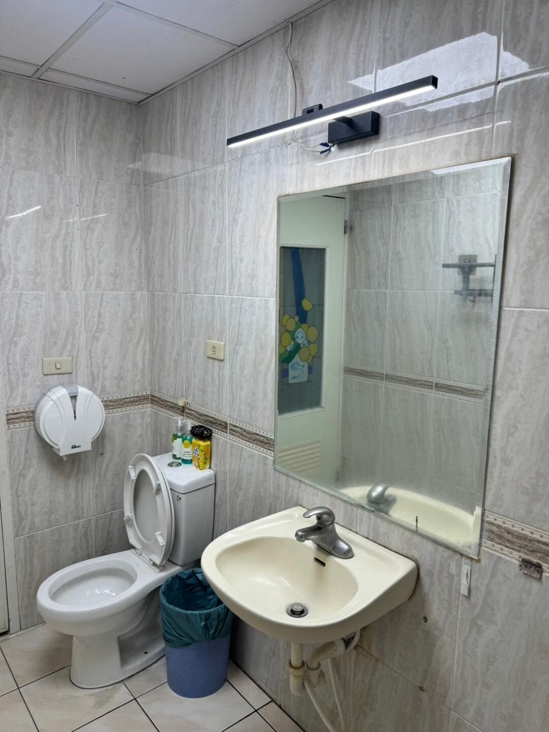 Un baño con inodoro, lavabo, espejo y bidé.