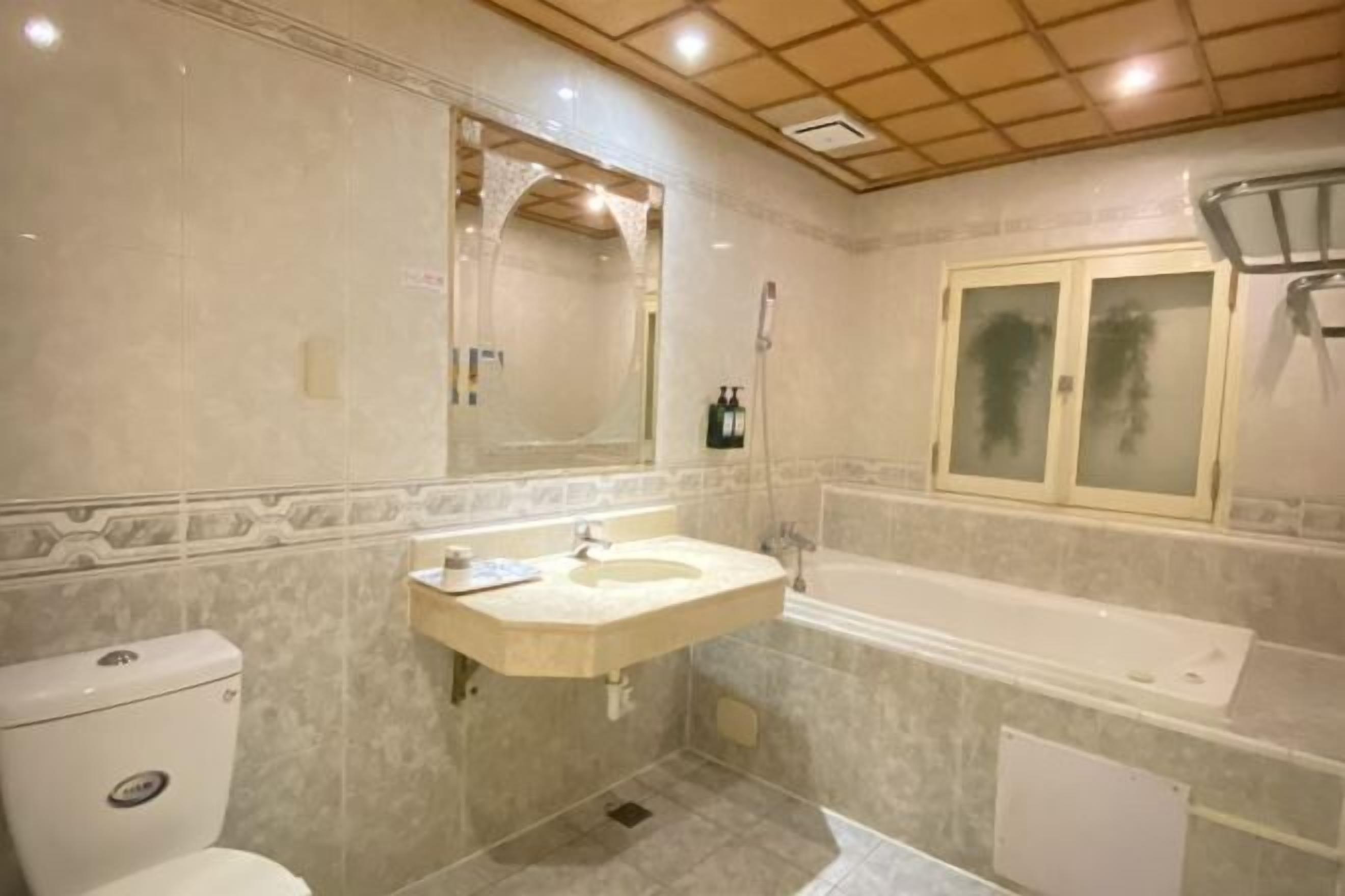 Bathtub, free toiletries, hair dryer, slippers