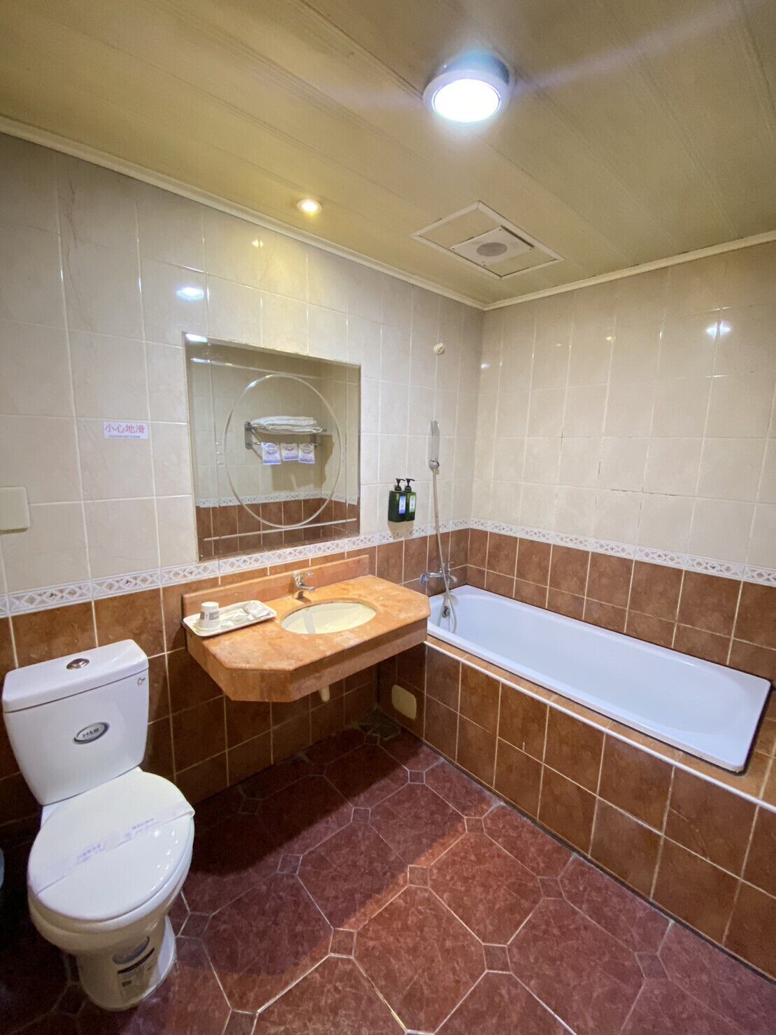 standard triple room | bathroom | bathtub, free toiletries, hair dryer, slippers