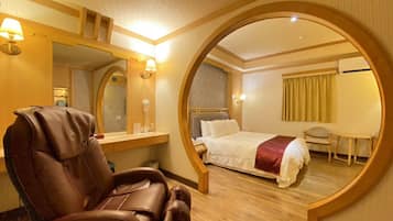 Deluxe Double Room | Gebar bulu kapas, langsir/tirai gelap terus, Wi-fi percuma, cadar katil