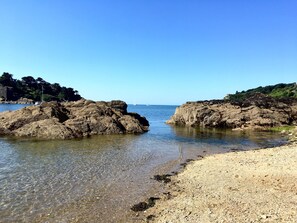 Ubicación cercana a la playa y toallas de playa