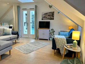 Smart TV, fireplace, DVD player, books