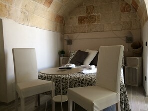 1 quarto, Wi-Fi de cortesia, roupa de cama