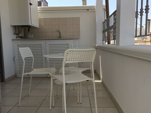 تناول الطعام بالخارج