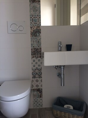 تجهيزات دش، مجففات شعر، مناشف، صابون