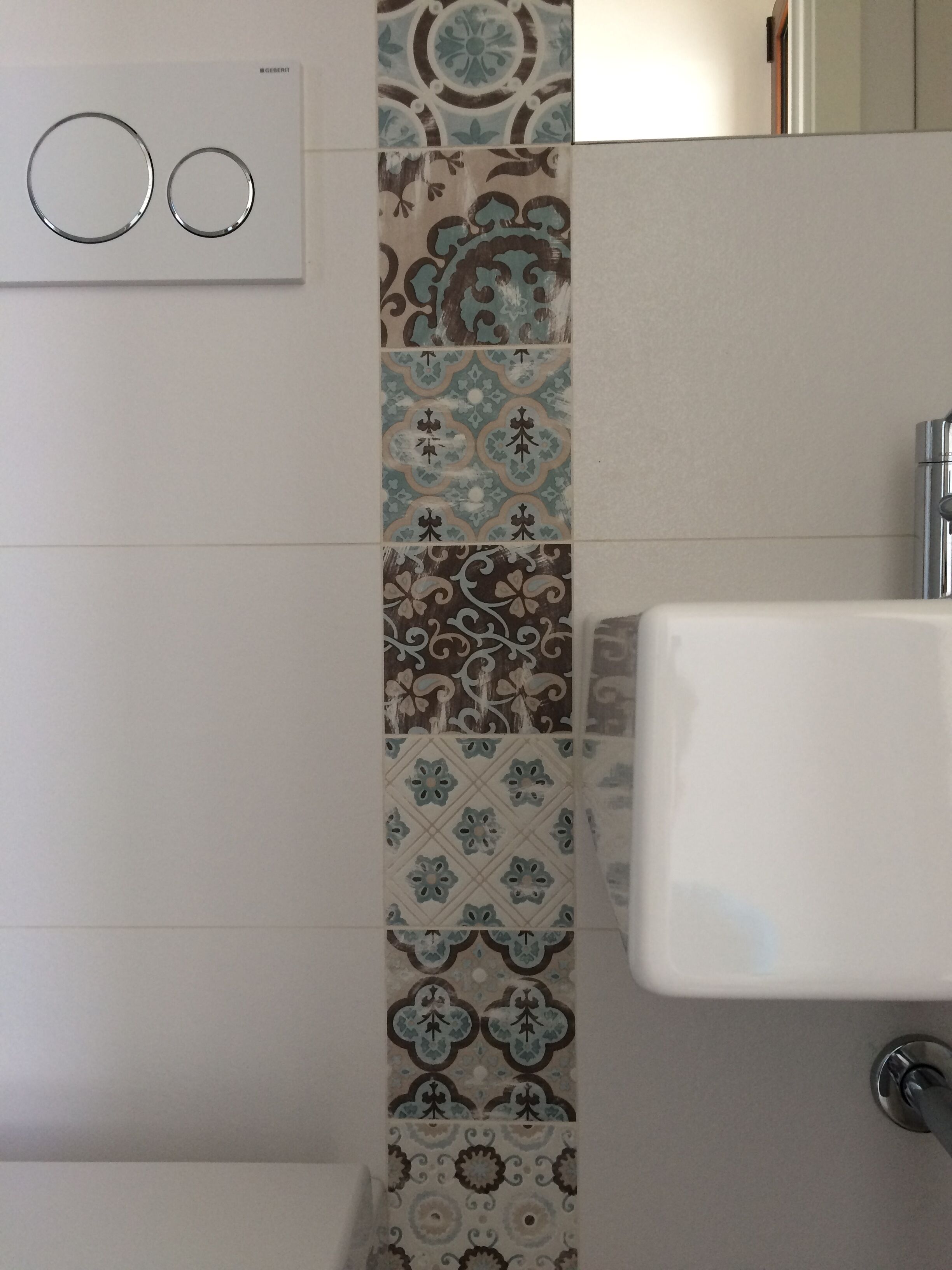 Regadera, secadora de cabello, toallas, jabón 