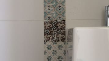 Regadera, secadora de cabello, toallas, jabón