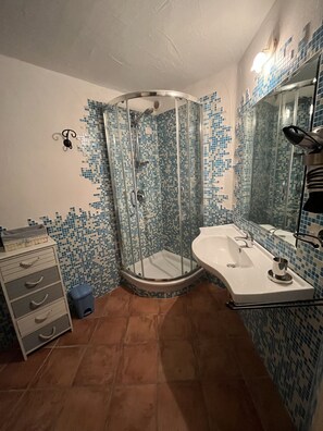 Tina, tina de hidromasaje, secadora de cabello, bidet 