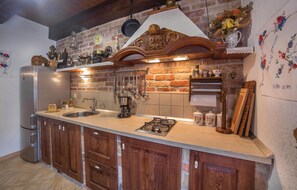 Réfrigérateur, plaque de cuisson, lave-vaisselle, cafetière/bouilloire