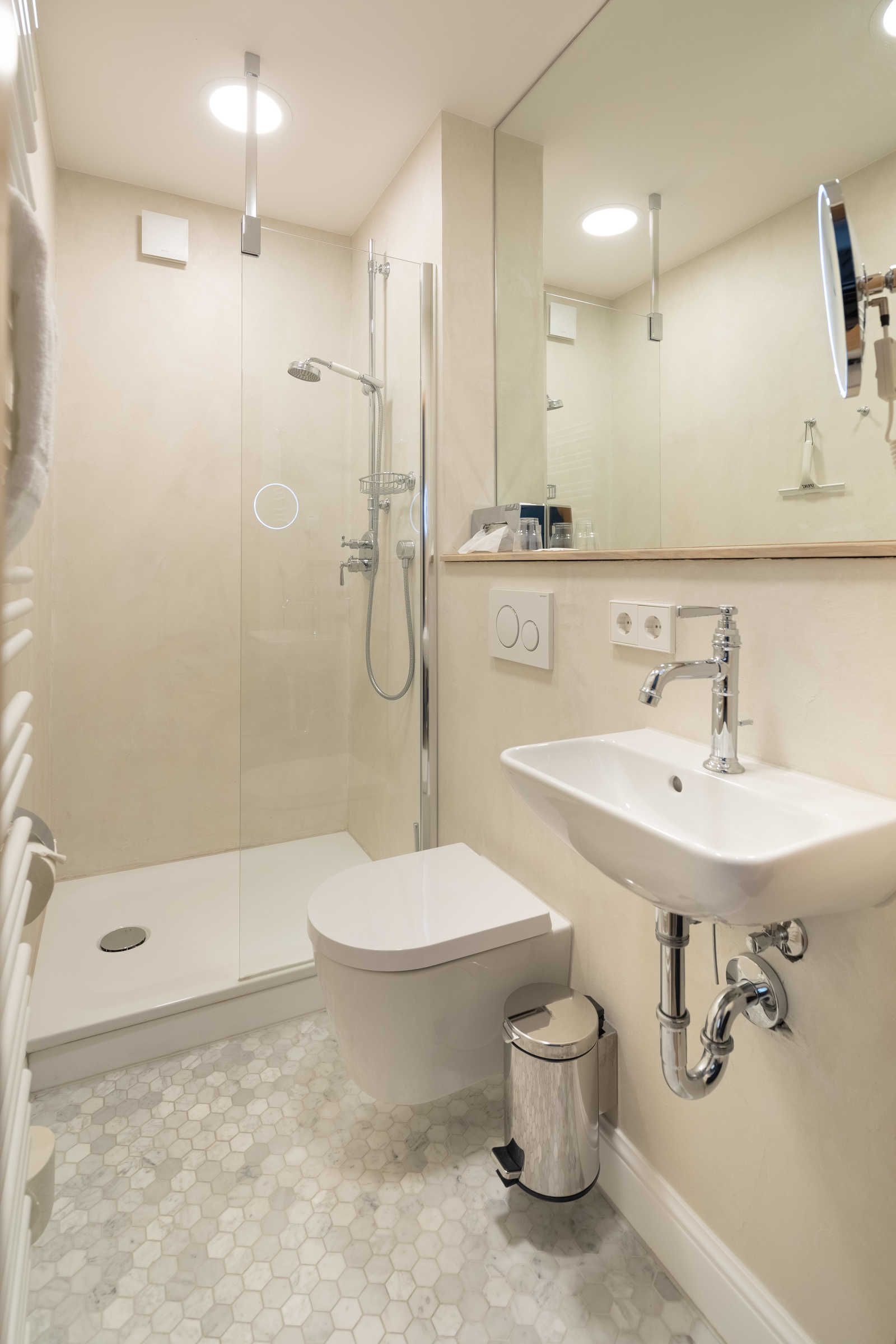 Dusche, Haartrockner, Handtücher